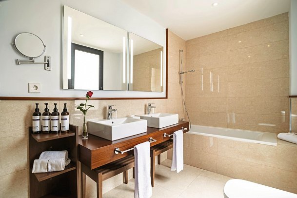 Secrets Mallorca Villamil Resort & Spa - Beispiel Bad Suite frontaler Meerblick Preferred Club (Zimmercodierung WTM)