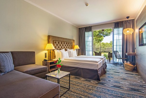 Lindner Hotel Mallorca Portals Nous, part of JdV by Hyatt - Wohnbeispiel Doppelzimmer 1 Kingsize Bett oder 2 Twinbetten Golfseite (Zimmercodierung D1F)