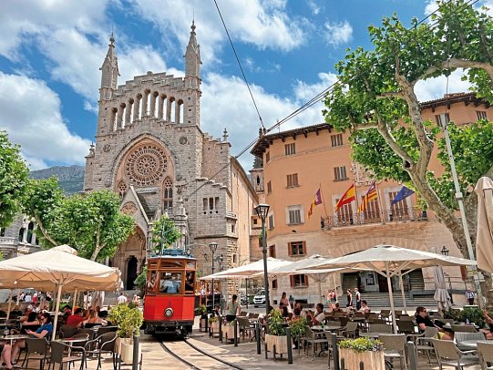 Mallorca - Trans Tramuntana - Kathedrale Soller mit Nostalgiebahn „Roter Blitz“