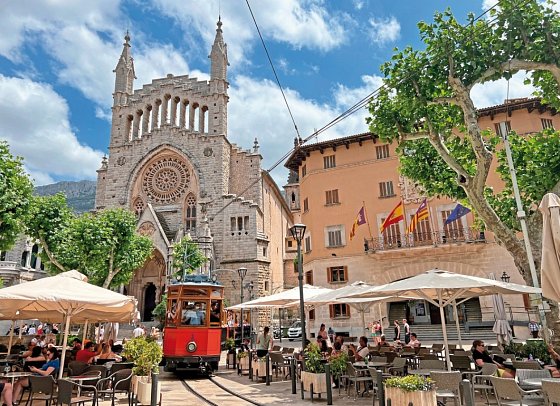 Mallorca - Trans Tramuntana - Kathedrale Soller mit Nostalgiebahn „Roter Blitz“