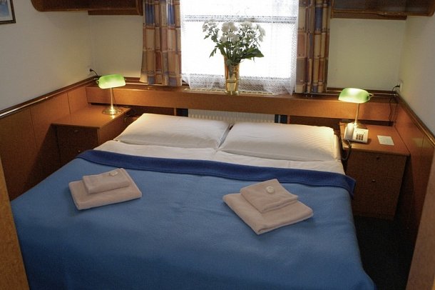 Botel Admiral - Wohnbeispiel Doppelzimmer Moldaublick (Zimmercodierung DS1)