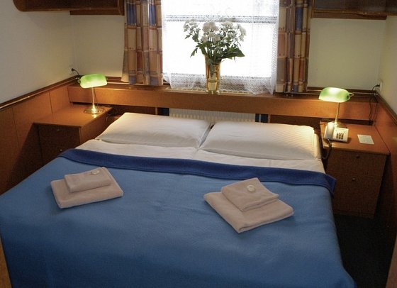 Botel Admiral - Wohnbeispiel Doppelzimmer Moldaublick (Zimmercodierung DS1)