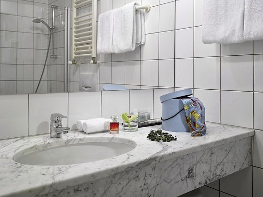 K+K Hotel Fenix - Beispiel Bad (Zimmercodierungen DG1, DG2, DS1, DS2 & TG1)