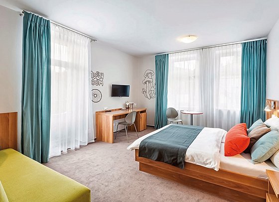 Hotel Grand - Wohnbeispiel Doppelzimmer Deluxe mit Zustellbett (Zimmercodierung DD1)