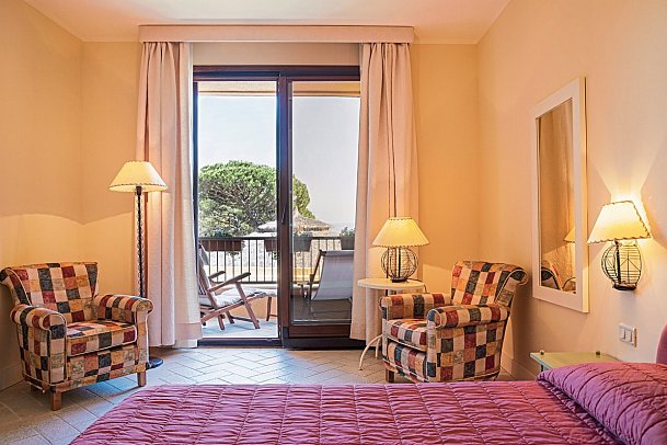 Resort Roccamare - Wohnbeispiel Doppelzimmer seit. Meerblick Casa Ponente (Zimmercodierung DBN)