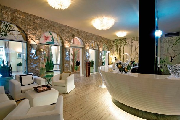 Augustus Hotel & Resort