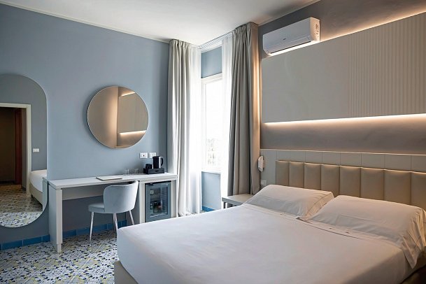Grand Hotel - Wohnbeispiel Deluxe Room Sea View Balcony (Zimmercodierung UDM)