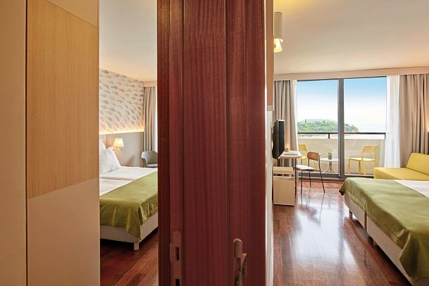 Island Hotel Istra - Wohnbeispiel Familienzimmer mit Verbindungstür Meerseite (Zimmercodierung FBC)