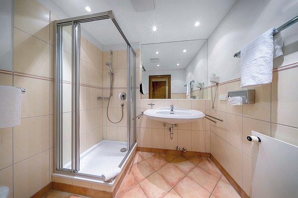 Ringhotel Mönchs Waldhotel - Beispiel Bad Doppelzimmer Komfort Balkon (Zimmercodierung DF1)