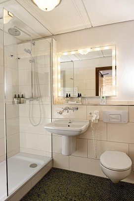 Vier Jahreszeiten am Schluchsee - Beispiel Bad Zimmer Queensize Waldseite (Zimmercodierungen DB1 & EB1)