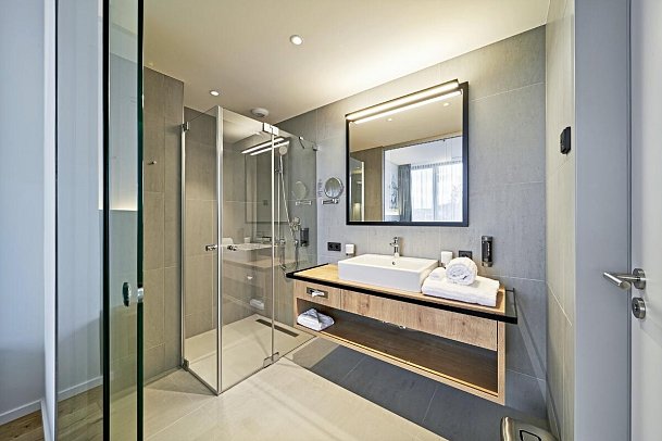 Hotel FederWERK - Beispiel Bad Doppelzimmer Superior (Zimmercodierung DS1)
