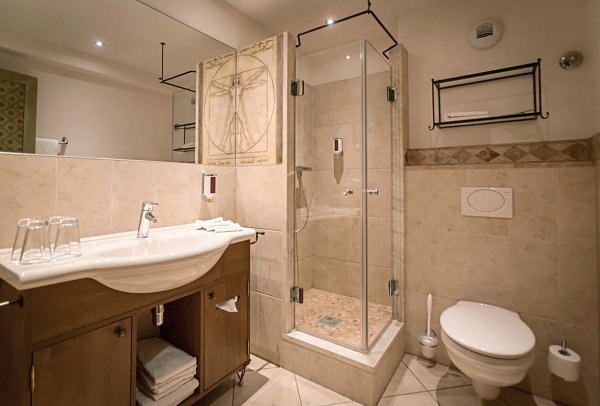 Erlebnishotel Colosseo - Wohnbeispiel (Zimmercodierungen DB1, EB1, TB1, RB1, DX1, EX1, TX1, RX1, DX2, EX2, TX2, RX2, DS3, ES3, TS3, RS3, FB1, FX1, FX2, FX3, DB2, EB2, TB2, RB2, XB1, XB2, XB3 & XB4)