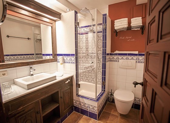 Erlebnishotel El Andaluz - Wohnbeispiel Standardzimmer (Zimmercodierungen DB1, EB1, TB1, RB1, DX1, EX1, TX1, RX1, DX2, EX2, TX2, RX2, DS3, ES3, TS3, RS3, FB1, FX1, FX2, FX3, XB1, XB2, XB3 & XB4)