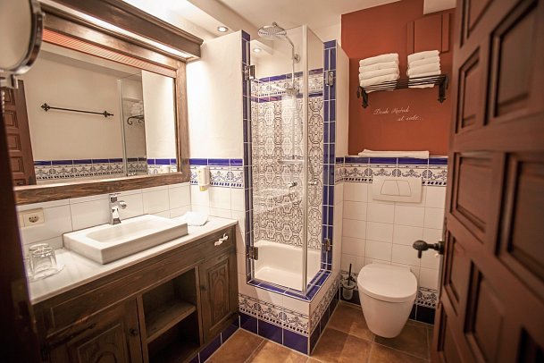 Erlebnishotel El Andaluz - Wohnbeispiel Standardzimmer (Zimmercodierungen DB1, EB1, TB1, RB1, DX1, EX1, TX1, RX1, DX2, EX2, TX2, RX2, DS3, ES3, TS3, RS3, FB1, FX1, FX2, FX3, XB1, XB2, XB3 & XB4)