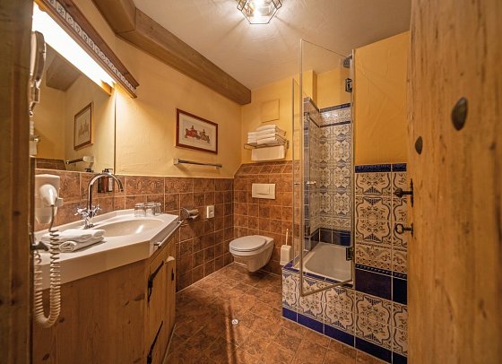 Burghotel Castillo Alcazar - Wohnbeispiel Standardzimmer (Zimmercodierungen DB1, EB1, TB1, RB1, DX1, EX1, TX1, RX1, DX2, EX2, TX2, RX2, DS3, ES3, TS3, RS3, FB1, FX1, FX2, FX3, XB1, XB2, XB3 & XB4)