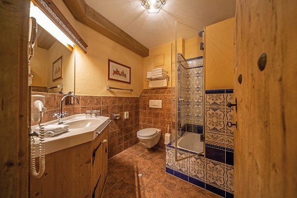 Burghotel Castillo Alcazar - Wohnbeispiel Standardzimmer (Zimmercodierungen DB1, EB1, TB1, RB1, DX1, EX1, TX1, RX1, DX2, EX2, TX2, RX2, DS3, ES3, TS3, RS3, FB1, FX1, FX2, FX3, XB1, XB2, XB3 & XB4)