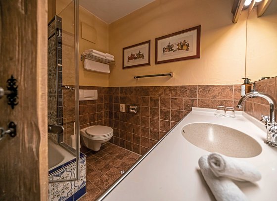 Burghotel Castillo Alcazar - Wohnbeispiel Standardzimmer (Zimmercodierungen DB1, EB1, TB1, RB1, DX1, EX1, TX1, RX1, DX2, EX2, TX2, RX2, DS3, ES3, TS3, RS3, FB1, FX1, FX2, FX3, XB1, XB2, XB3 & XB4)