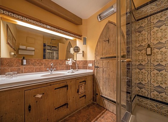 Burghotel Castillo Alcazar - Wohnbeispiel Standardzimmer (Zimmercodierungen DB1, EB1, TB1, RB1, DX1, EX1, TX1, RX1, DX2, EX2, TX2, RX2, DS3, ES3, TS3, RS3, FB1, FX1, FX2, FX3, XB1, XB2, XB3 & XB4)