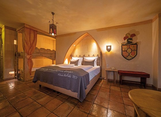 Burghotel Castillo Alcazar - Wohnbeispiel Standardzimmer (Zimmercodierungen DB1, EB1, TB1, RB1, DX1, EX1, TX1, RX1, DX2, EX2, TX2, RX2, DS3, ES3, TS3, RS3, FB1, FX1, FX2, FX3, XB1, XB2, XB3 & XB4)