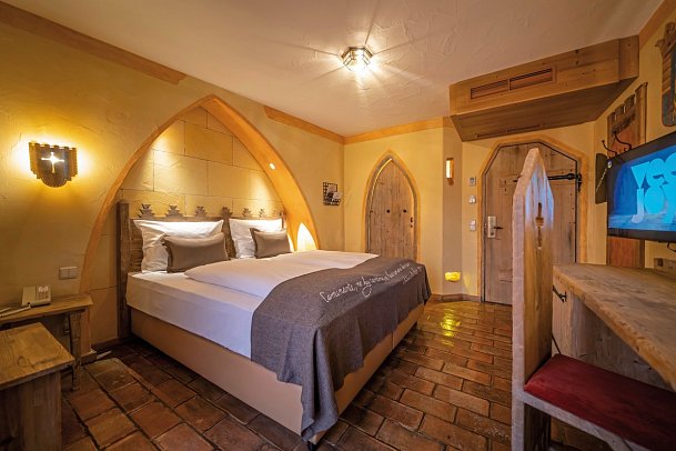 Burghotel Castillo Alcazar - Wohnbeispiel Standardzimmer (Zimmercodierungen DB1, EB1, TB1, RB1, DX1, EX1, TX1, RX1, DX2, EX2, TX2, RX2, DS3, ES3, TS3, RS3, FB1, FX1, FX2, FX3, XB1, XB2, XB3 & XB4)