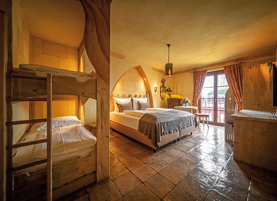 Burghotel Castillo Alcazar - Wohnbeispiel Standardzimmer (Zimmercodierungen DB1, EB1, TB1, RB1, DX1, EX1, TX1, RX1, DX2, EX2, TX2, RX2, DS3, ES3, TS3, RS3, FB1, FX1, FX2, FX3, XB1, XB2, XB3 & XB4)