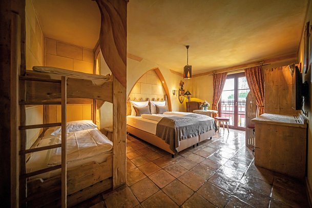 Burghotel Castillo Alcazar - Wohnbeispiel Standardzimmer (Zimmercodierungen DB1, EB1, TB1, RB1, DX1, EX1, TX1, RX1, DX2, EX2, TX2, RX2, DS3, ES3, TS3, RS3, FB1, FX1, FX2, FX3, XB1, XB2, XB3 & XB4)