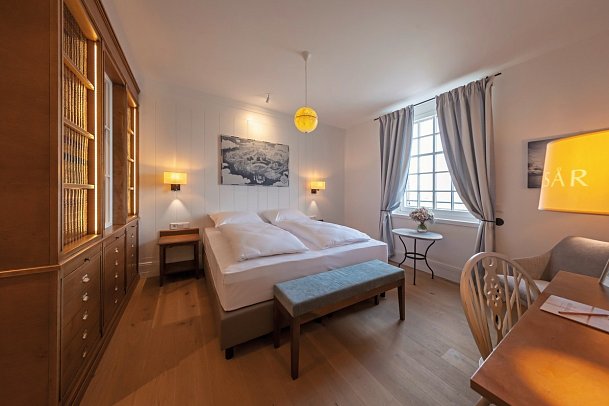 Erlebnishotel Krønasår - The Museum-Hotel - Wohnbeispiel Standardzimmer (Zimmercodierungen DB1, EB1, TB1, RB1, DX1, EX1, TX1, RX1, DX2, EX2, TX2, RX2, DS3, ES3, TS3, RS3, FB1, FX1, FX2, FX3, DB2, EB2, TB2, RB2, XB1, XB2, XB3 & XB4)