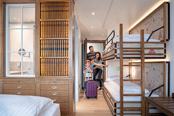 Erlebnishotel Krønasår - The Museum-Hotel - Wohnbeispiel Standardzimmer (Zimmercodierungen DB1, EB1, TB1, RB1, DB2, EB2, TB2, RB2, DX1, EX1, TX1, RX1, DX2, EX2, TX2, RX2, DS3, ES3, TS3, RS3, FB1, FX1, FX2, FX3, XB1, XB2, XB3 & XB4)