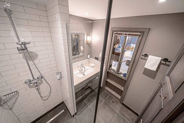 Erlebnishotel Krønasår - The Museum-Hotel - Wohnbeispiel Standardzimmer (Zimmercodierungen DB1, EB1, TB1, RB1, DX1, EX1, TX1, RX1, DX2, EX2, TX2, RX2, DS3, ES3, TS3, RS3, FB1, FX1, FX2, FX3, DB2, EB2, TB2, RB2, XB1, XB2, XB3 & XB4)