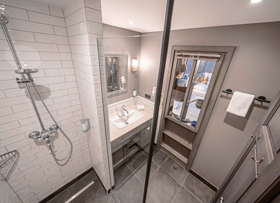 Erlebnishotel Krønasår - The Museum-Hotel - Wohnbeispiel Standardzimmer (Zimmercodierungen DB1, EB1, TB1, RB1, DX1, EX1, TX1, RX1, DX2, EX2, TX2, RX2, DS3, ES3, TS3, RS3, FB1, FX1, FX2, FX3, DB2, EB2, TB2, RB2, XB1, XB2, XB3 & XB4)