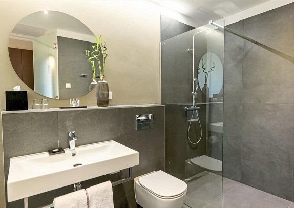 Parkhotel Kurhaus - Beispiel Bad Doppelzimmer Komfort (Zimmercodierungen DF1 & DF2)