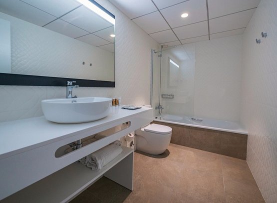 Golden Donaire Beach - Badbeispiel Familienzimmer (Zimmercodierung FB1)