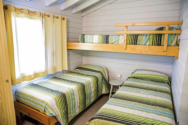 Camping La Llosa - Wohnbeispiel Bungalow Ponent (Zimmercodierung BB1)