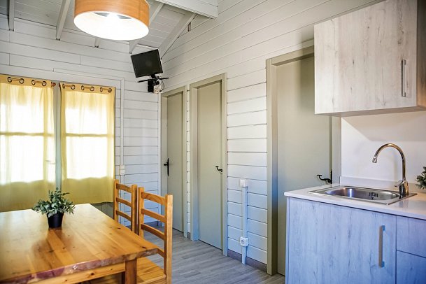 Camping La Llosa - Wohnbeispiel Bungalow Ponent (Zimmercodierung BB1)