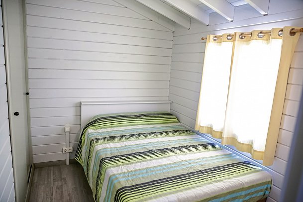 Camping La Llosa - Wohnbeispiel Bungalow Ponent (Zimmercodierung BB1)