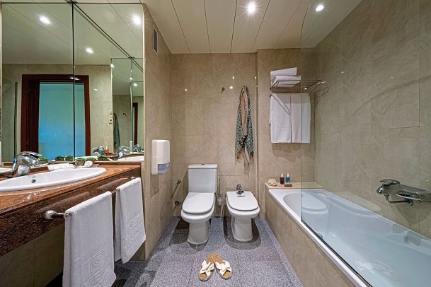 Estival Park Silmar - Badbeispiel Doppelzimmer Standard (Zimmercodierung DG1)