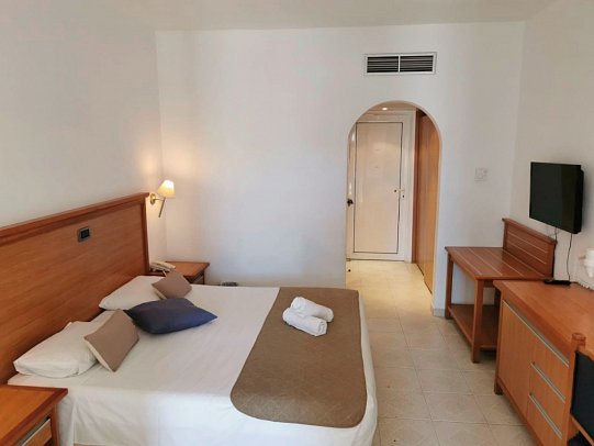 Cyprotel Faliraki - Wohnbeispiel Familienzimmer Schiebetür (Zimmercodierung FB4)