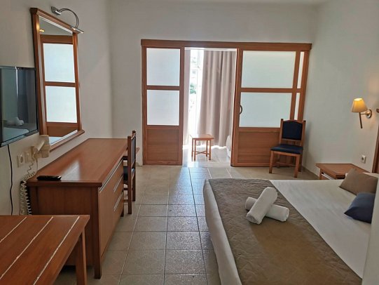 Cyprotel Faliraki - Wohnbeispiel Familienzimmer Schiebetür (Zimmercodierung FB4)