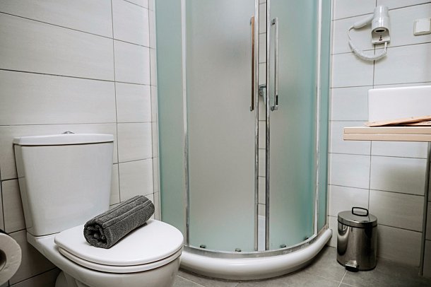 Amphitryon City Hotel - Badbeispiel Doppelzimmer Landblick (Zimmercodierungen DBL, TBL & FBL)