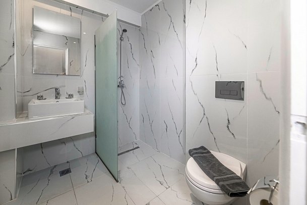 Pefkos Breeze Family Resort & Spa - Badbeispiel Doppelzimmer (Zimmercodierung DB1)