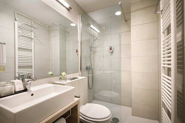 Marina - Beispiel Bad Doppelzimmer Atriumblick (Zimmercodierungen DG1, DSL, DSC, FB1, FSG & EB1)