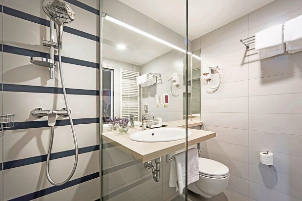 Admiral - Beispiel Bad Doppelzimmer Superior Meerblick (Zimmercodierungen DSM, ESM & TS1)