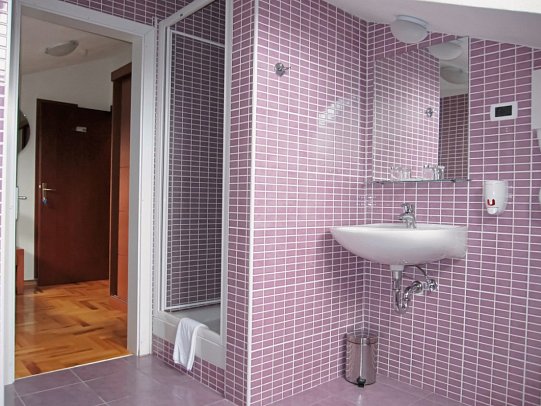 Park - Beispiel Bad Doppelzimmer im Dachgeschoss (Zimmercodierung DE1)