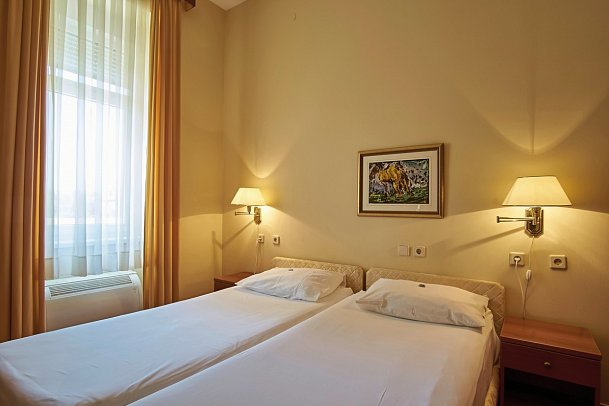 Vila Ruzica - Wohnbeispiel Doppelzimmer Hauptgebäude Parkseite (Zimmercodierungen DBU, ABU & ABV)