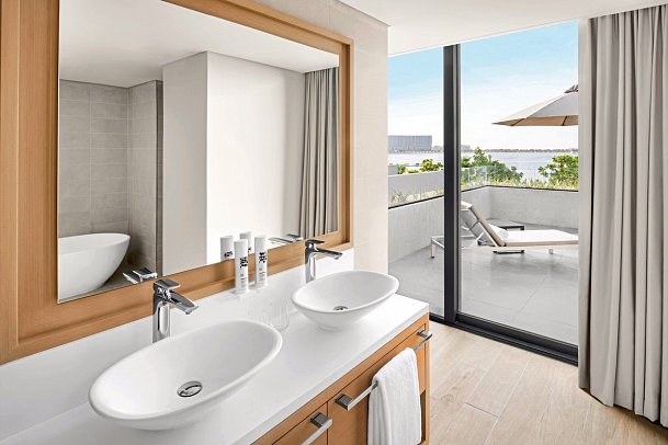 Mövenpick Resort Al Marjan Island - Wohnbeispiel Beachfront Junior Suite with private terrace (Zimmercodierung JB2)