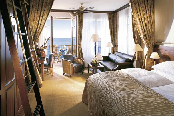 Yachthafenresidenz Hohe Düne - Wohnbeispiel Familienzimmer Sailors Cabin Wasserblick (Zimmercodierung FB2)