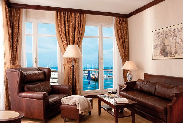 Yachthafenresidenz Hohe Düne - Wohnbeispiel Captains Suite Meerblick und Balkon (Zimmercodierung W1M)