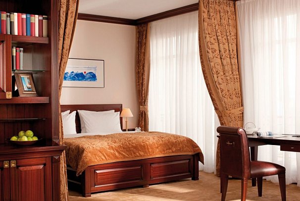 Yachthafenresidenz Hohe Düne - Wohnbeispiel Captains Suite Meerblick und Balkon (Zimmercodierung W1M)