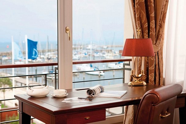 Yachthafenresidenz Hohe Düne - Wohnbeispiel Captains Suite Meerblick und Balkon (Zimmercodierung W1M)