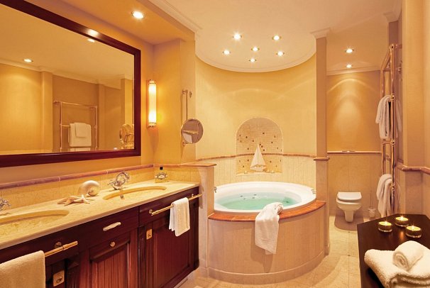 Yachthafenresidenz Hohe Düne - Beispiel Bad Captains Suite Meerblick und Balkon (Zimmercodierung W1M)